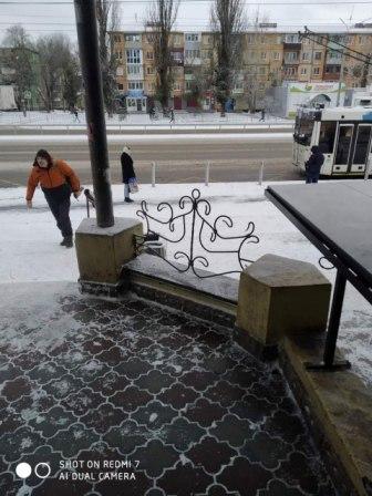 Прибирання від снігу та посипання від ожеледиці території біля своїх об'єктів бізнесу