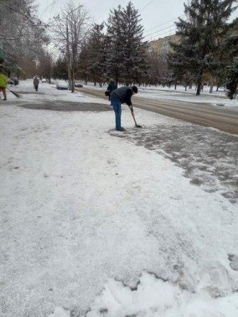 Прибирання від снігу та посипання від ожеледиці території біля своїх об'єктів бізнесу
