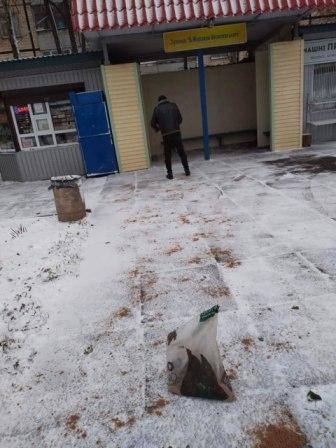 Прибирання від снігу та посипання від ожеледиці території біля своїх об'єктів бізнесу