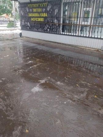 Прибирання від снігу та посипання від ожеледиці території біля своїх об'єктів бізнесу