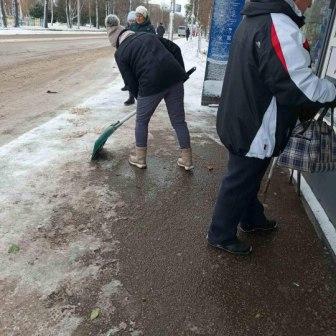 Прибирання від снігу та посипання від ожеледиці території біля своїх об'єктів бізнесу