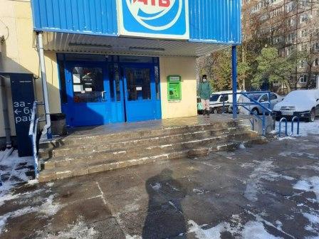 Прибирання від снігу та посипання від ожеледиці території біля своїх об'єктів бізнесу