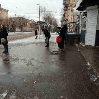 Прибирання від снігу та посипання від ожеледиці території біля своїх об'єктів бізнесу