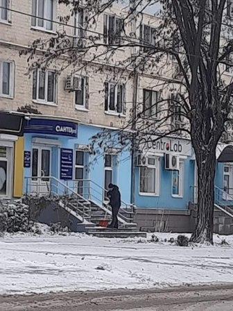 Прибирання від снігу та посипання від ожеледиці території біля своїх об'єктів бізнесу