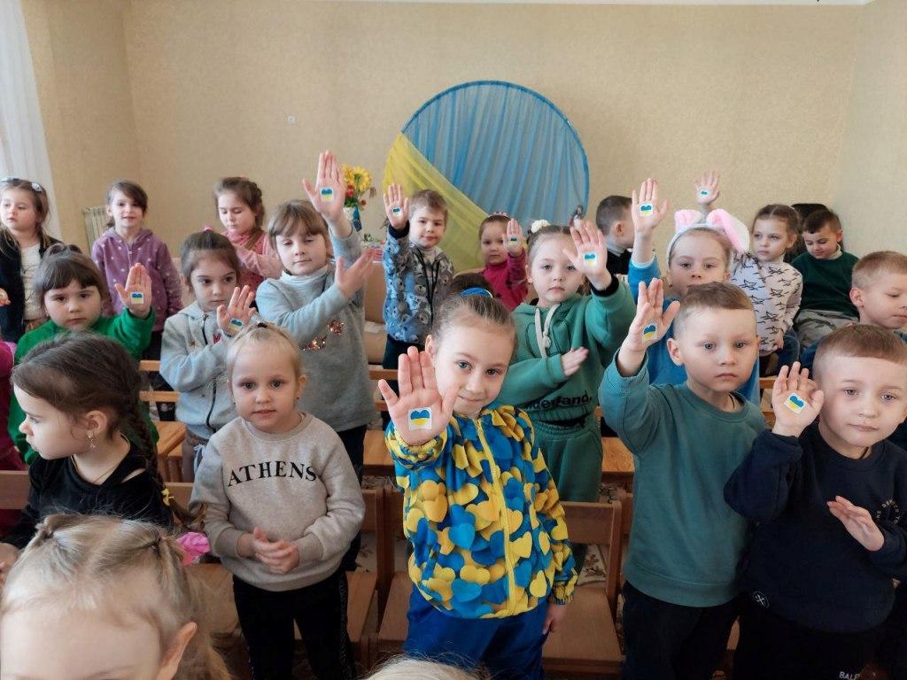 Робімо разом добрі справи, Вкраїні на благо і на славу. Разом усі ми - велика родина, і Україна для всіх нас єдина!