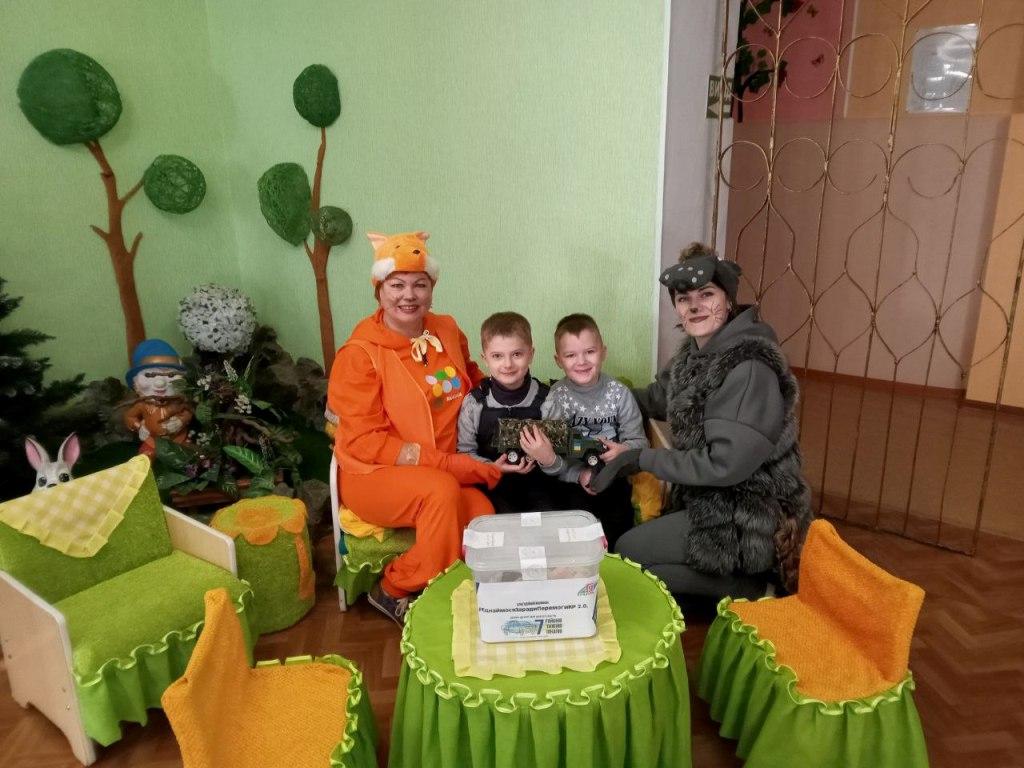 Робімо разом добрі справи, Вкраїні на благо і на славу. Разом усі ми - велика родина, і Україна для всіх нас єдина!