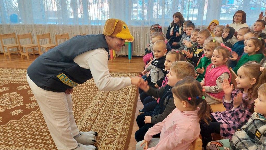 Робімо разом добрі справи, Вкраїні на благо і на славу. Разом усі ми - велика родина, і Україна для всіх нас єдина!