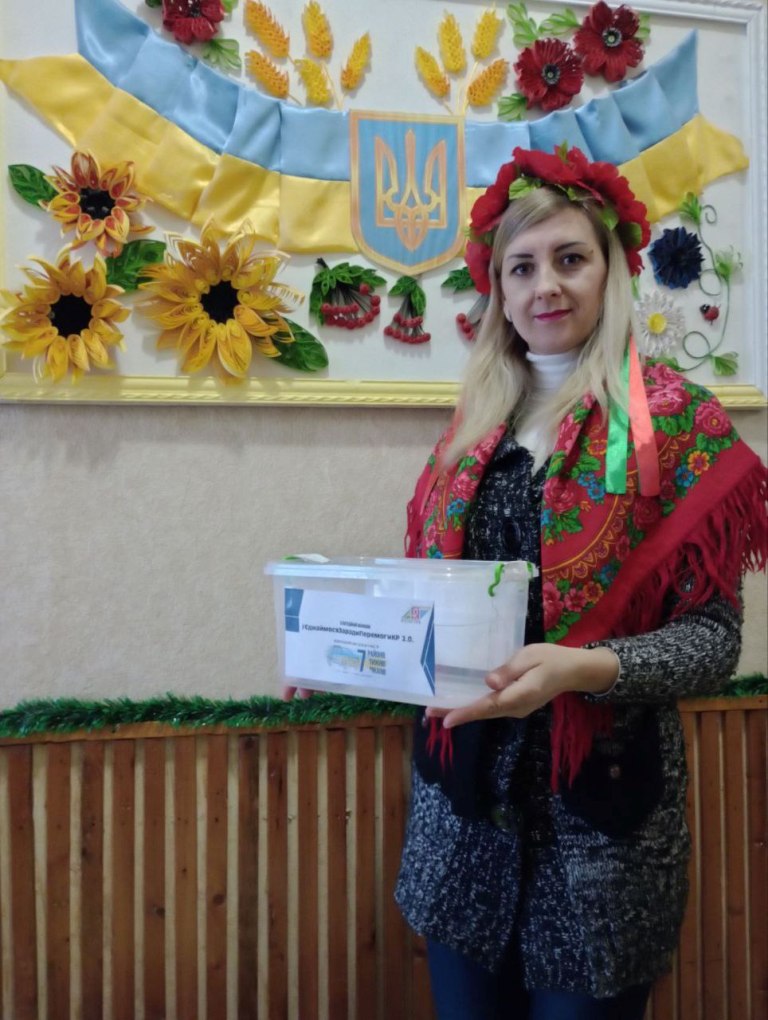 Робімо разом добрі справи, Вкраїні на благо і на славу. Разом усі ми - велика родина, і Україна для всіх нас єдина!