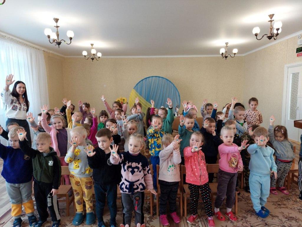 Робімо разом добрі справи, Вкраїні на благо і на славу. Разом усі ми - велика родина, і Україна для всіх нас єдина!