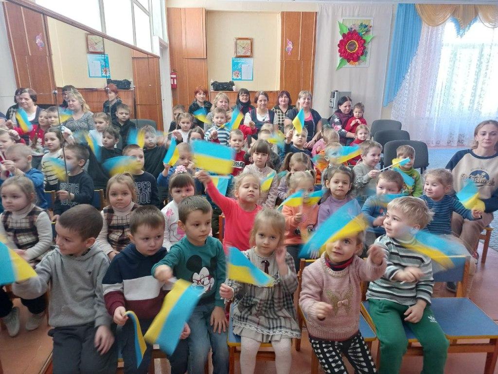 Робімо разом добрі справи, Вкраїні на благо і на славу. Разом усі ми - велика родина, і Україна для всіх нас єдина!
