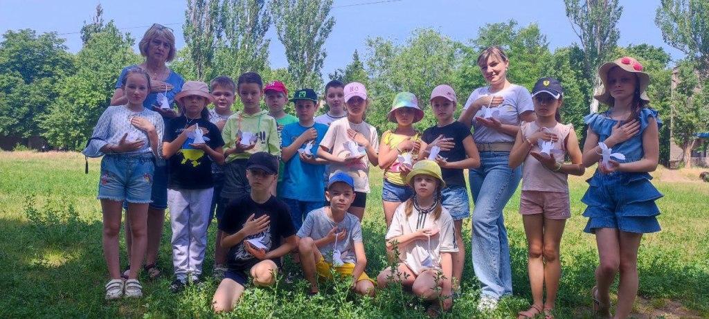 «Дитинство їх затьмарила війна, а синє небо й щастя розстріляла…»