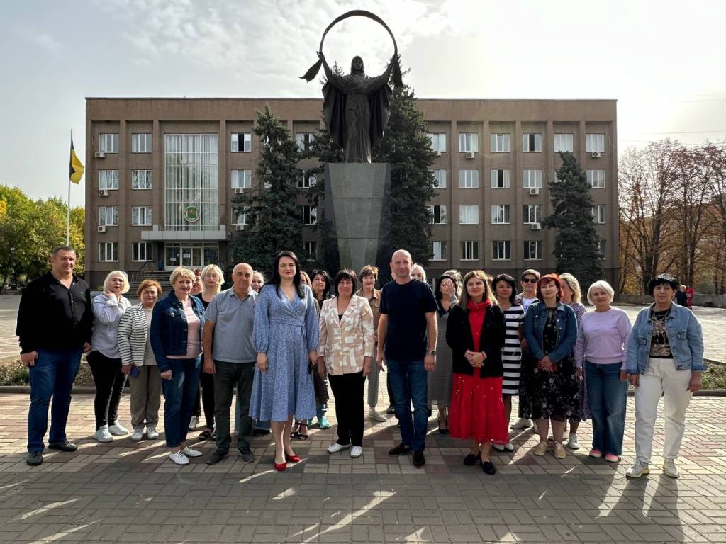 Покладання квітів до пам'ятника Покрови Пресвятої Богородиці 
