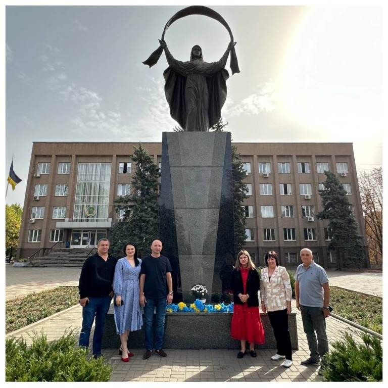 Покладання квітів до пам'ятника Покрови Пресвятої Богородиці 