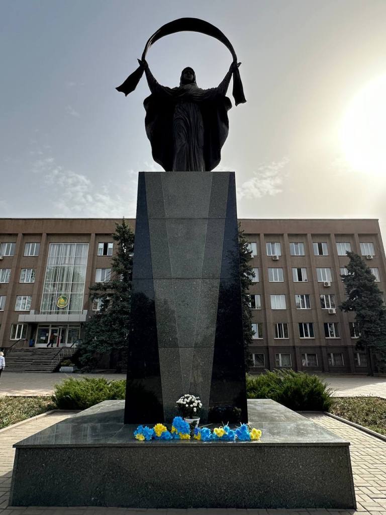 Покладання квітів до пам'ятника Покрови Пресвятої Богородиці 