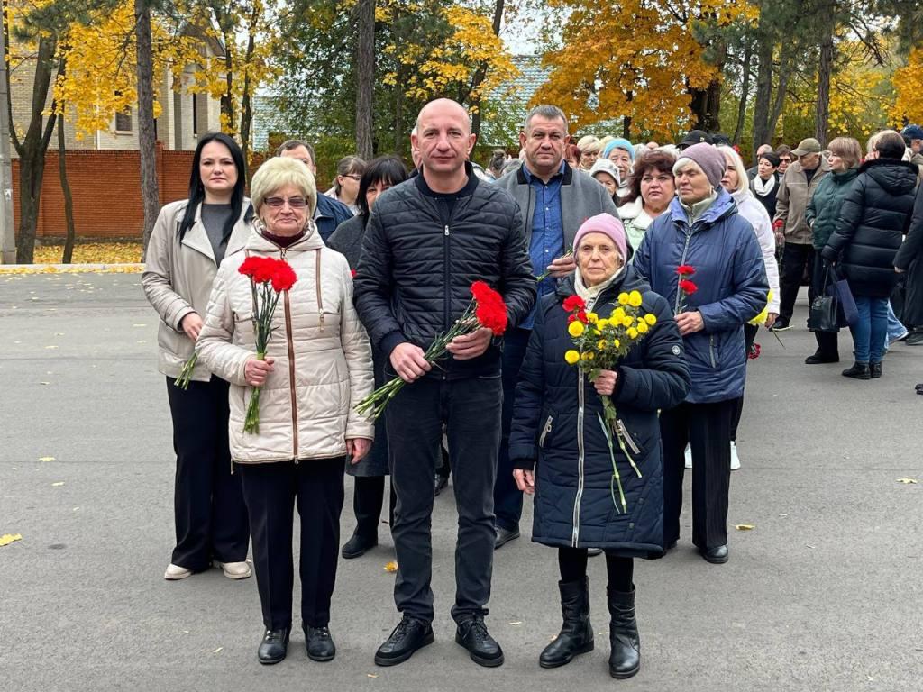 Покладення квітів до меморіального комплексу в районному парку «Шахтарський»
