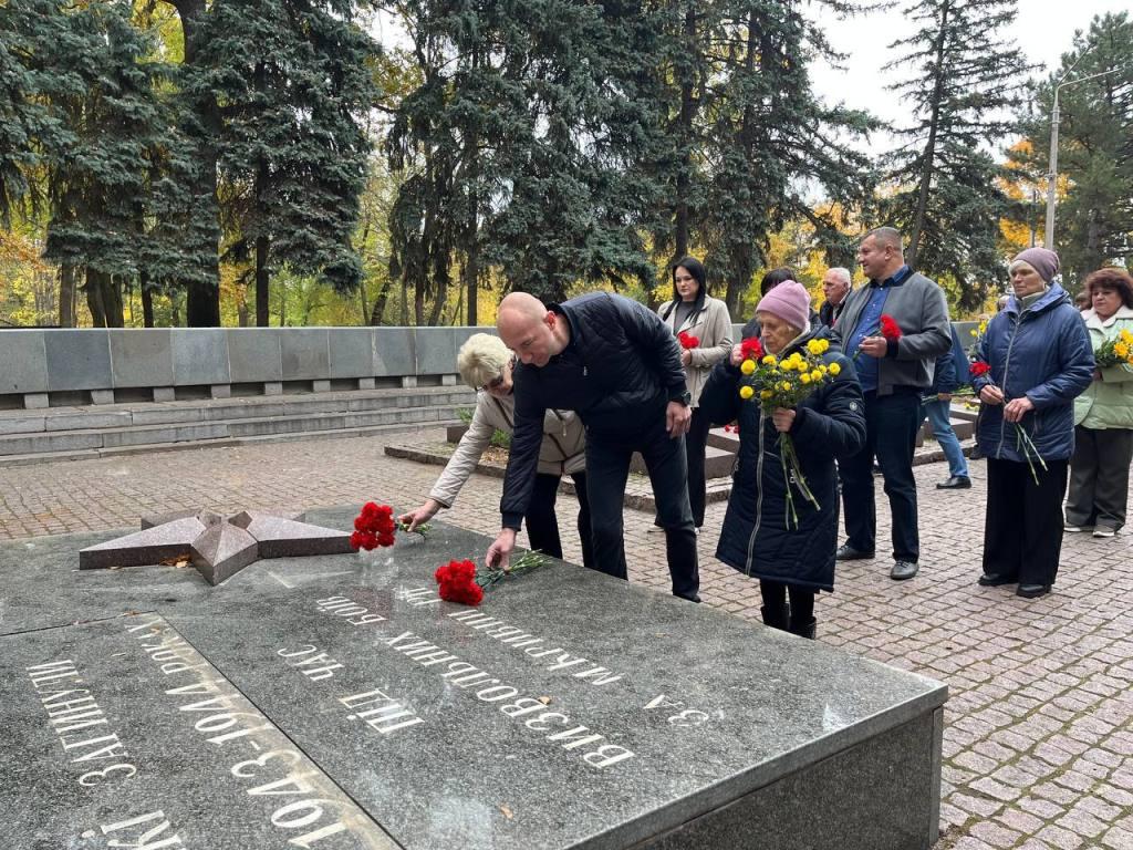 Покладення квітів до меморіального комплексу в районному парку «Шахтарський»