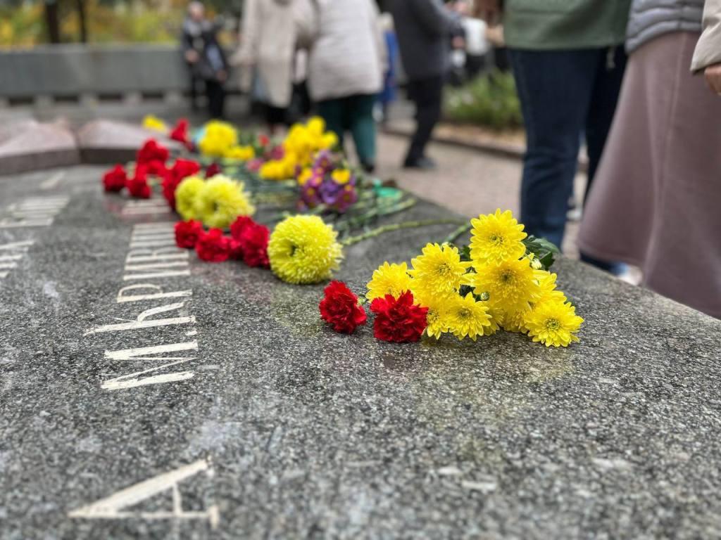 Покладення квітів до меморіального комплексу в районному парку «Шахтарський»