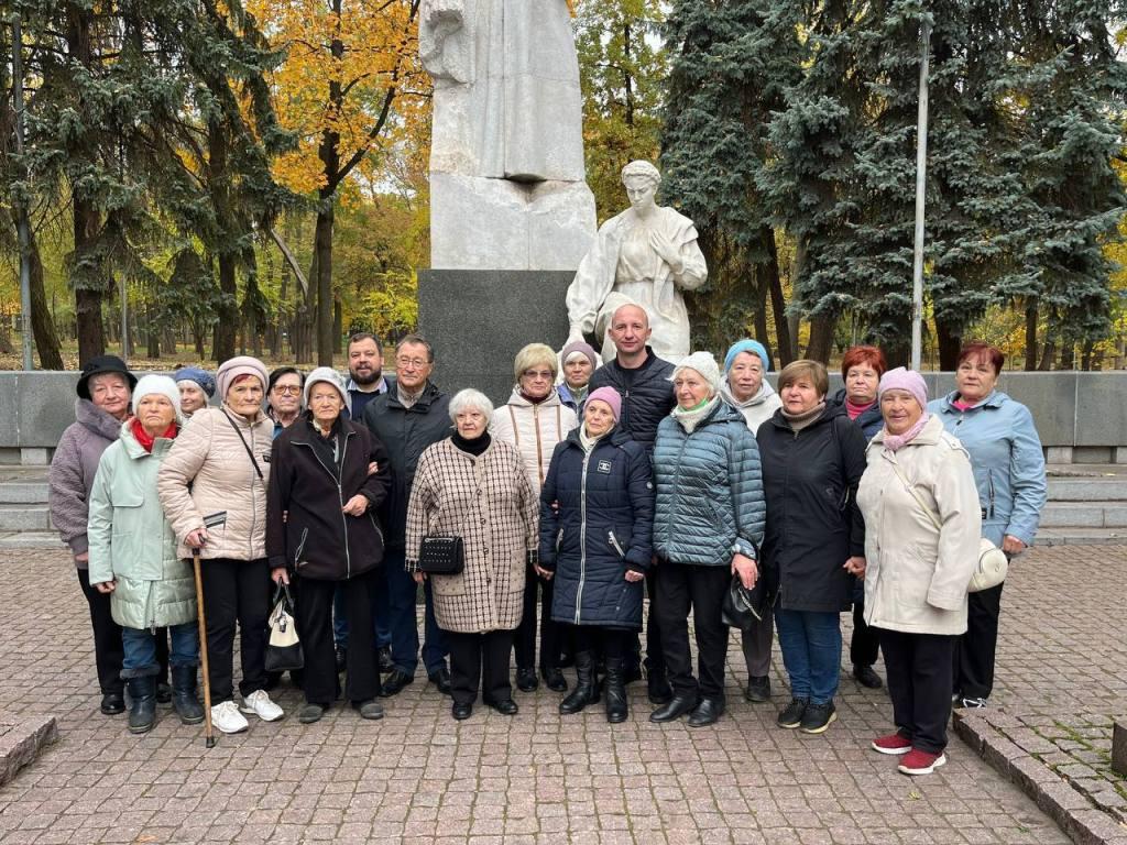 Покладення квітів до меморіального комплексу в районному парку «Шахтарський»