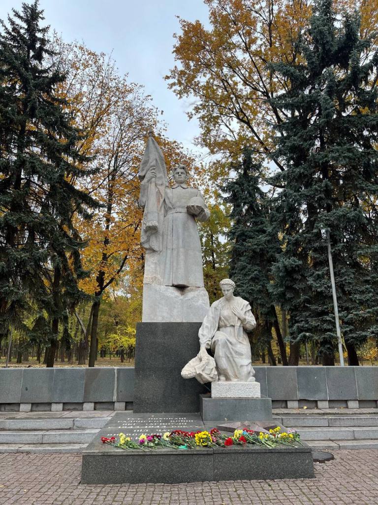 Покладення квітів до меморіального комплексу в районному парку «Шахтарський»