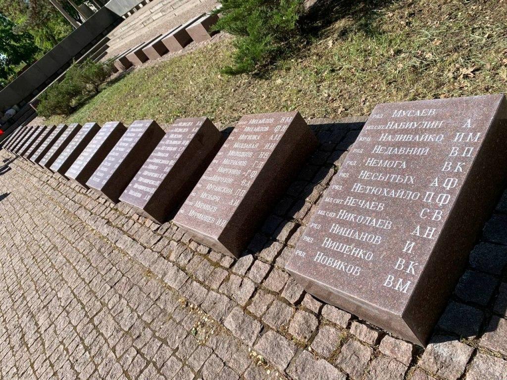 Реставрація пам'ятників загиблим у роки війни в парку 