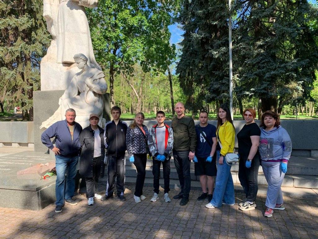 Реставрація пам'ятників загиблим у роки війни в парку 