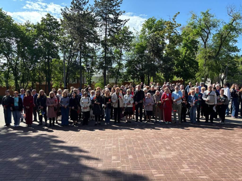 Покладення квітів у парку «Шахтарський» біля Меморіалу загиблих воїнів 