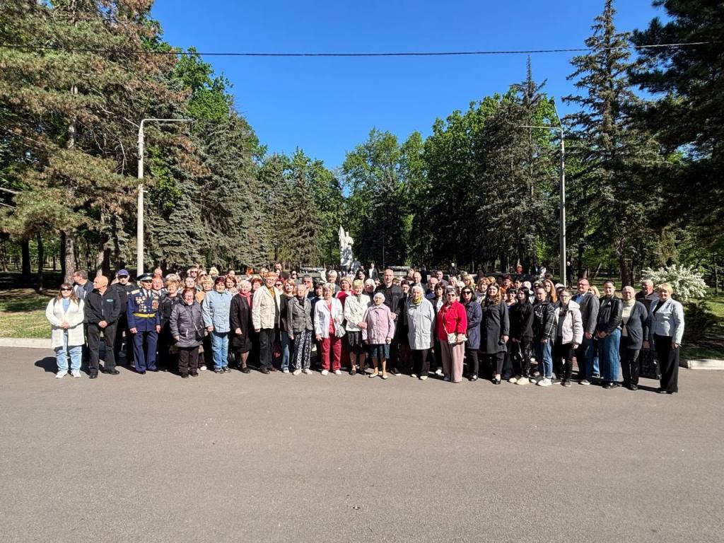 Покладення квітів у парку «Шахтарський» біля Меморіалу загиблих воїнів 