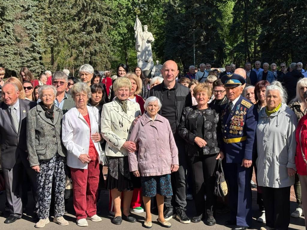 Покладення квітів у парку «Шахтарський» біля Меморіалу загиблих воїнів 