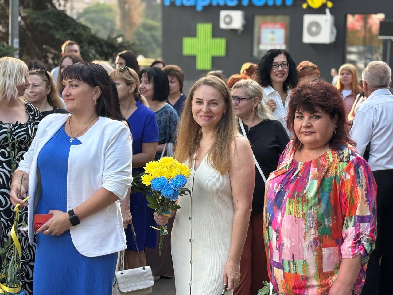  Урочисте покладення квітів до пам’ятника Богдану Хмельницькому