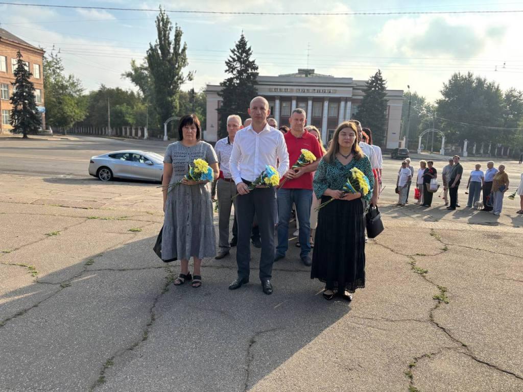  Урочисте покладення квітів до пам’ятника Богдану Хмельницькому