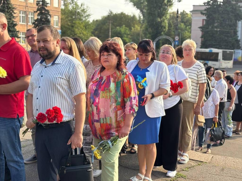 Урочисте покладення квітів до пам’ятника Богдану Хмельницькому