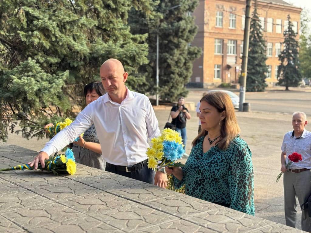  Урочисте покладення квітів до пам’ятника Богдану Хмельницькому