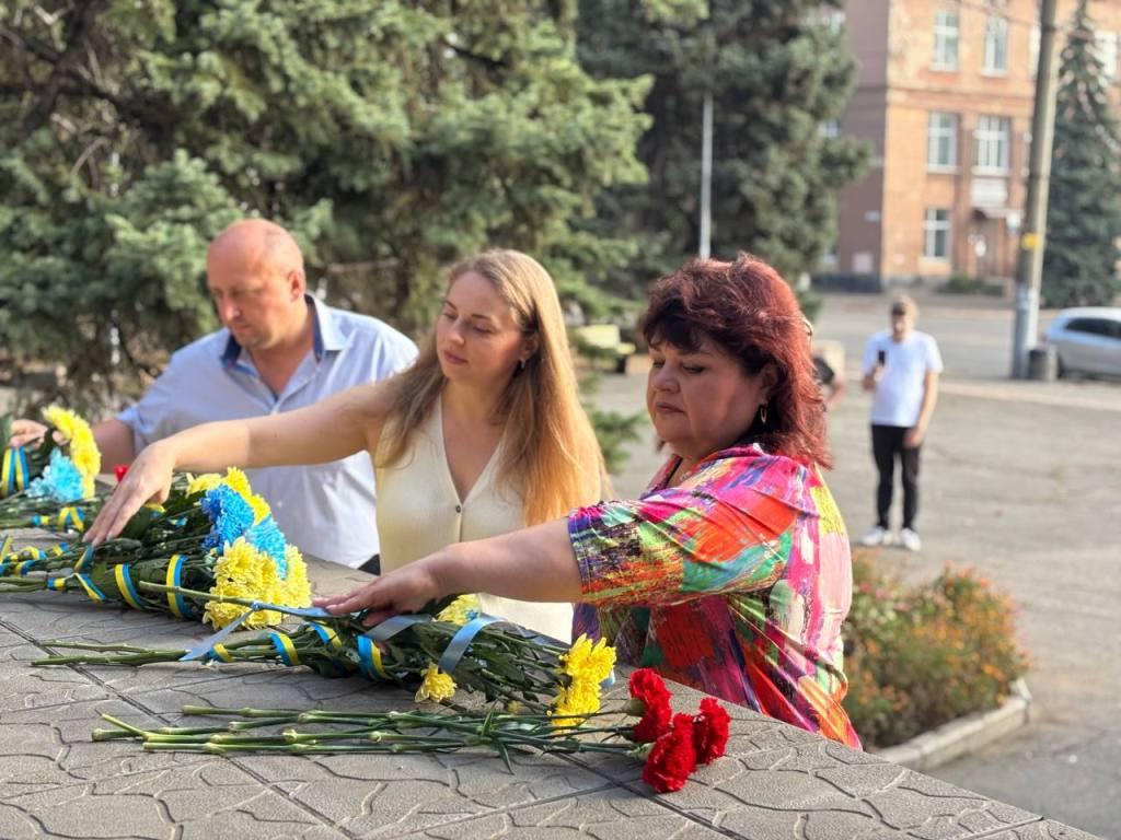  Урочисте покладення квітів до пам’ятника Богдану Хмельницькому