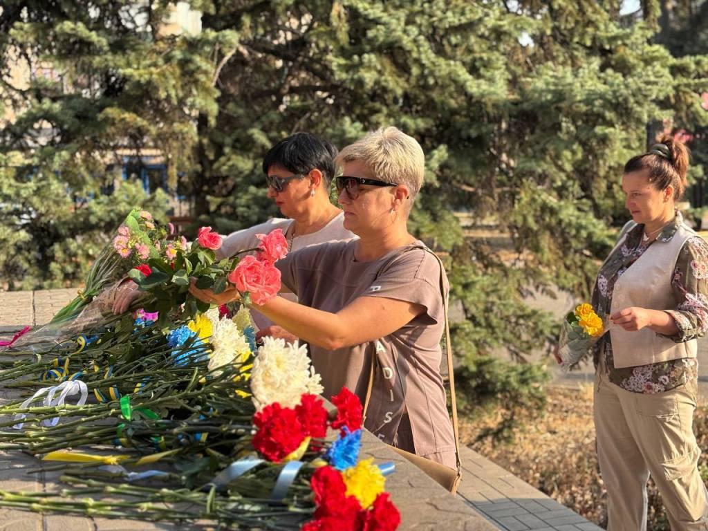  Урочисте покладення квітів до пам’ятника Богдану Хмельницькому