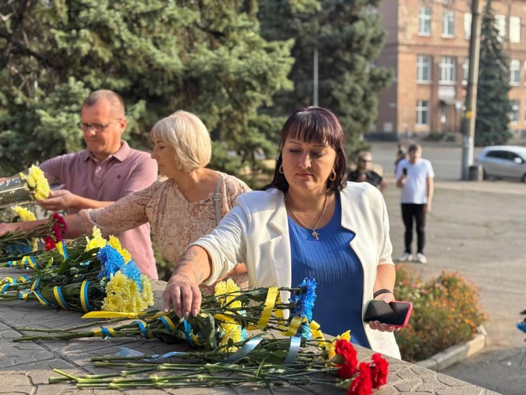  Урочисте покладення квітів до пам’ятника Богдану Хмельницькому