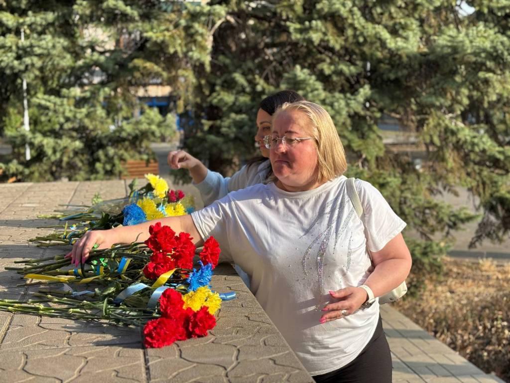  Урочисте покладення квітів до пам’ятника Богдану Хмельницькому