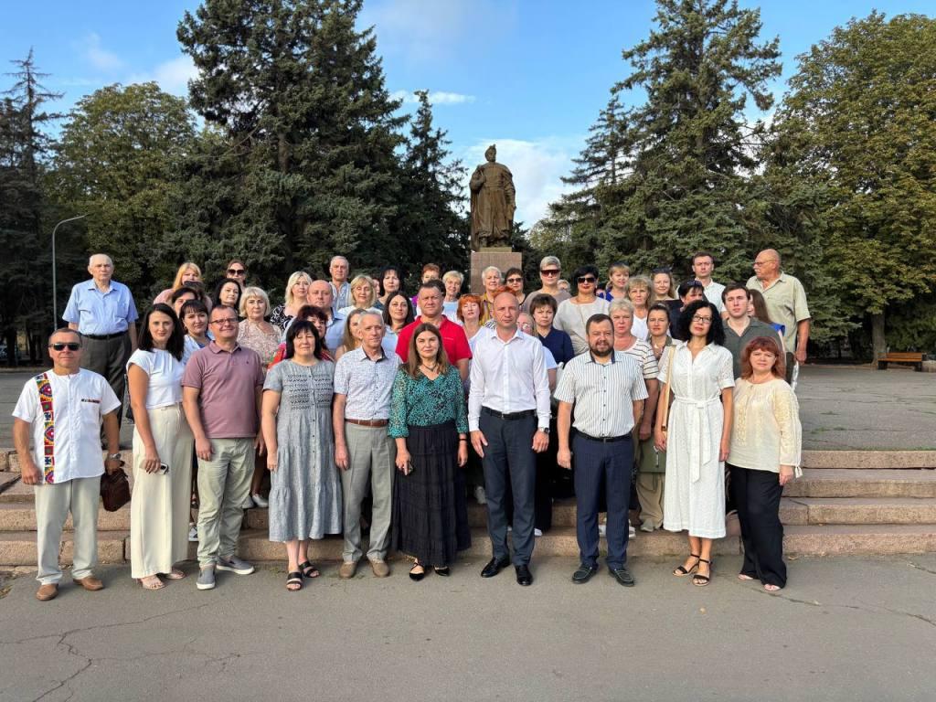  Урочисте покладення квітів до пам’ятника Богдану Хмельницькому