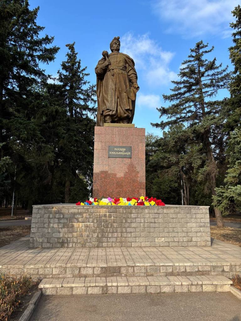  Урочисте покладення квітів до пам’ятника Богдану Хмельницькому