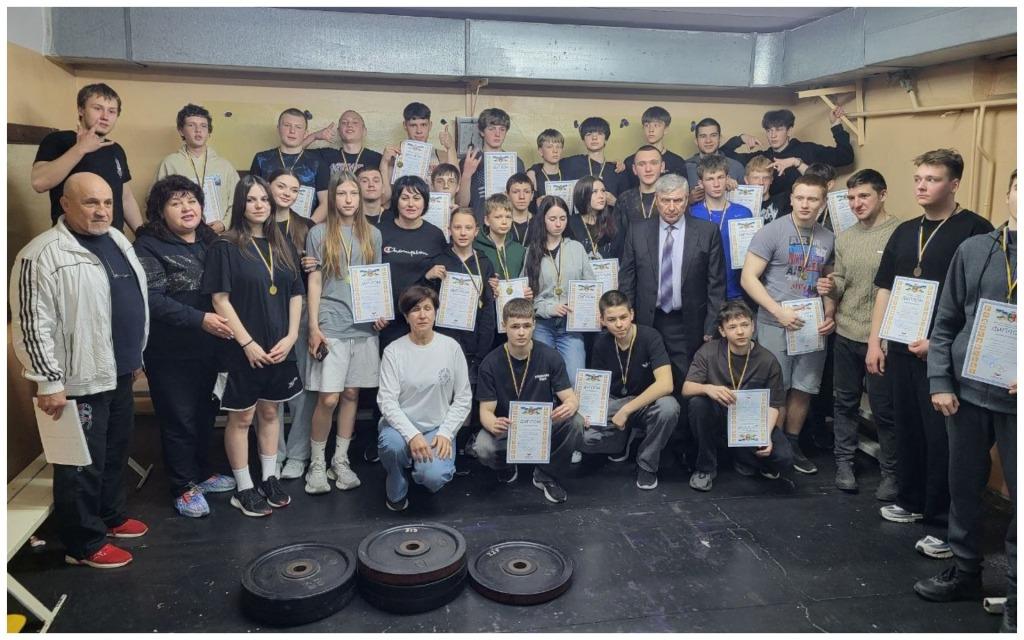 На базі спортивного клубу "Атлет" відбувся чемпіонат міста з  пауерліфтингу