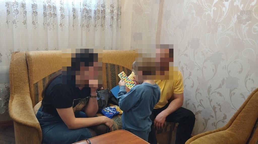 Знайомство та передача дитини в родину