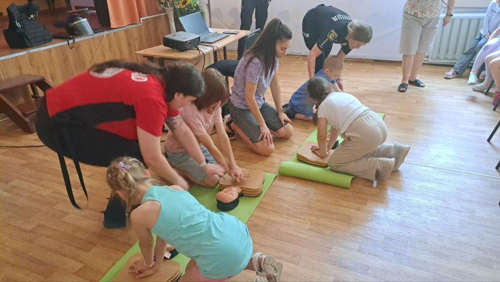 Інформаційна зустріч на літньому дитячому майданчику